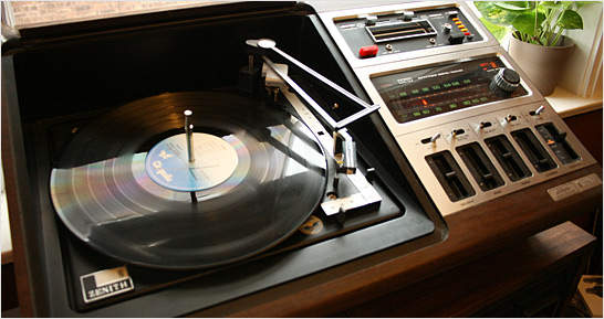 vinyl_turntable